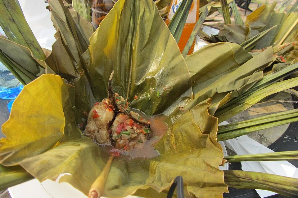 Liboke de poisson et tomates dans une feuille de bananier