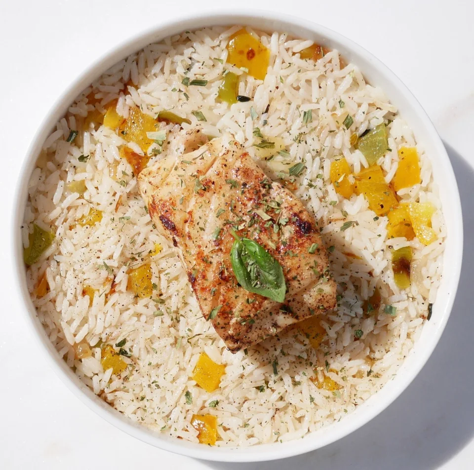 Filet de poisson grillé sur du riz et des légumes