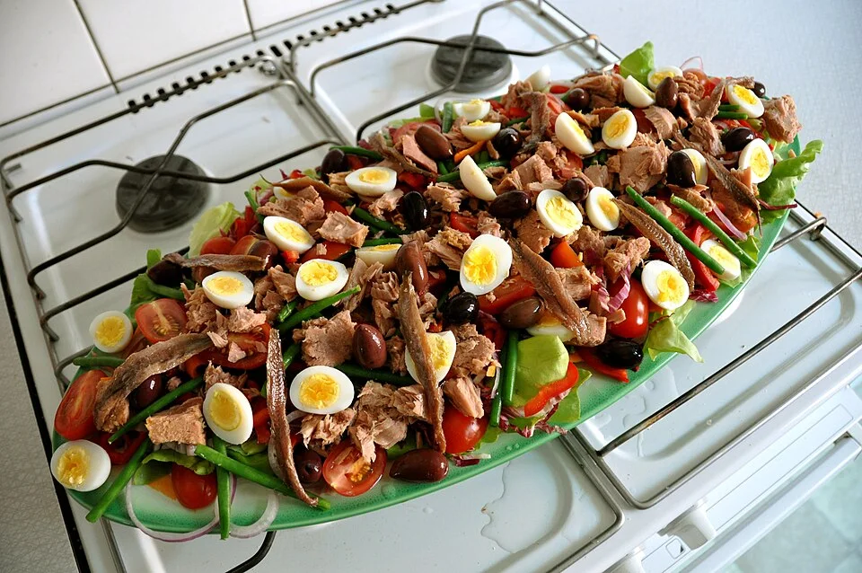 Salade niçoise au thon, aux œufs et aux tomates