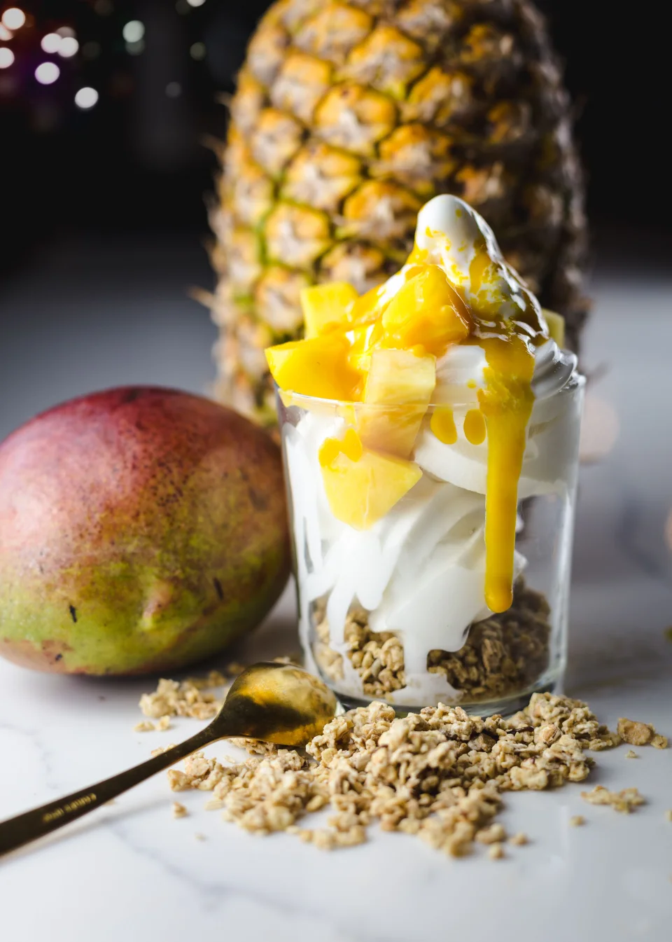 Verre de yaourt, fruits jaunes et granola