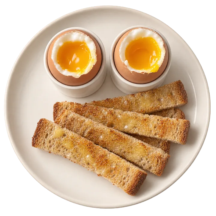 Deux œufs à la coque, jaune coulant, et leurs mouillettes